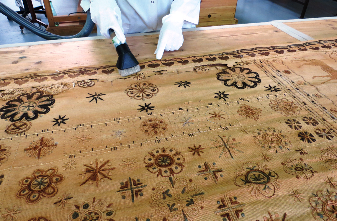 Nettoyage d'une tentures brodée de la Villa Kérylos.